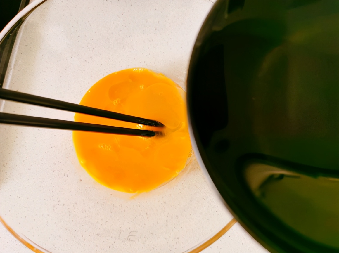 Steamed egg custard, adding water directly is a "layman"!  Do one more step, tender and delicious, smooth like pudding