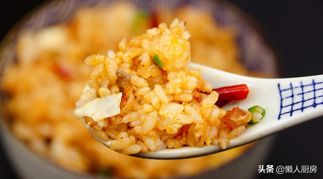 這是懶人燜飯的做法，大米里加一塊火鍋底料，打入3個雞蛋