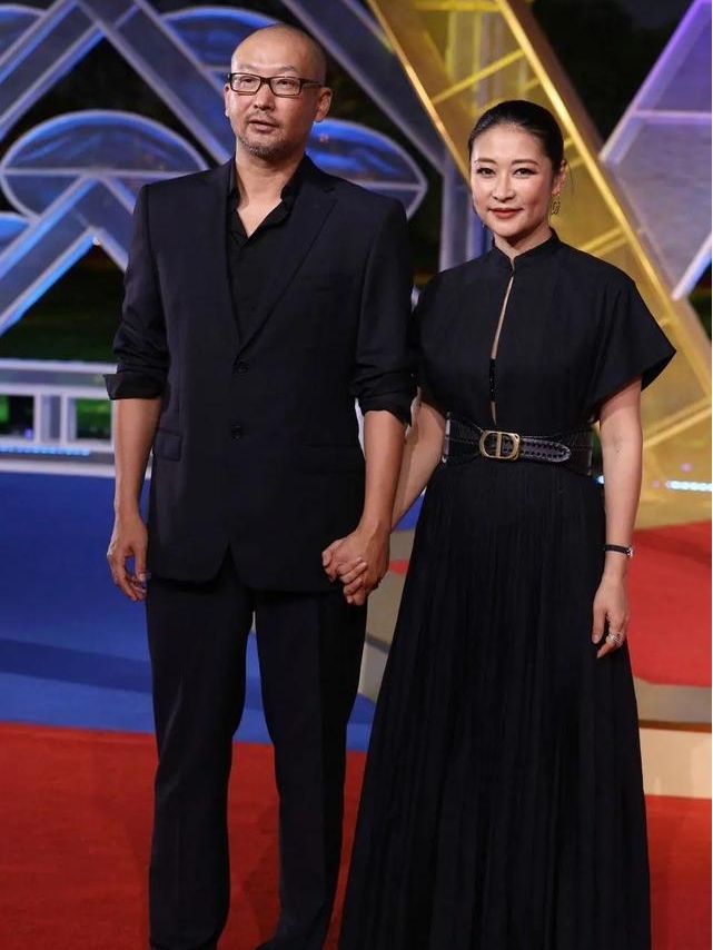 有一种爱情叫做梁静与管虎，穿情侣风衣秀恩爱