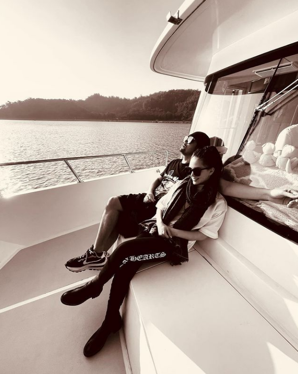 周杰倫攜妻兒參加生日趴，昆凌抱著三歲羅密歐拍照，媽媽力爆棚