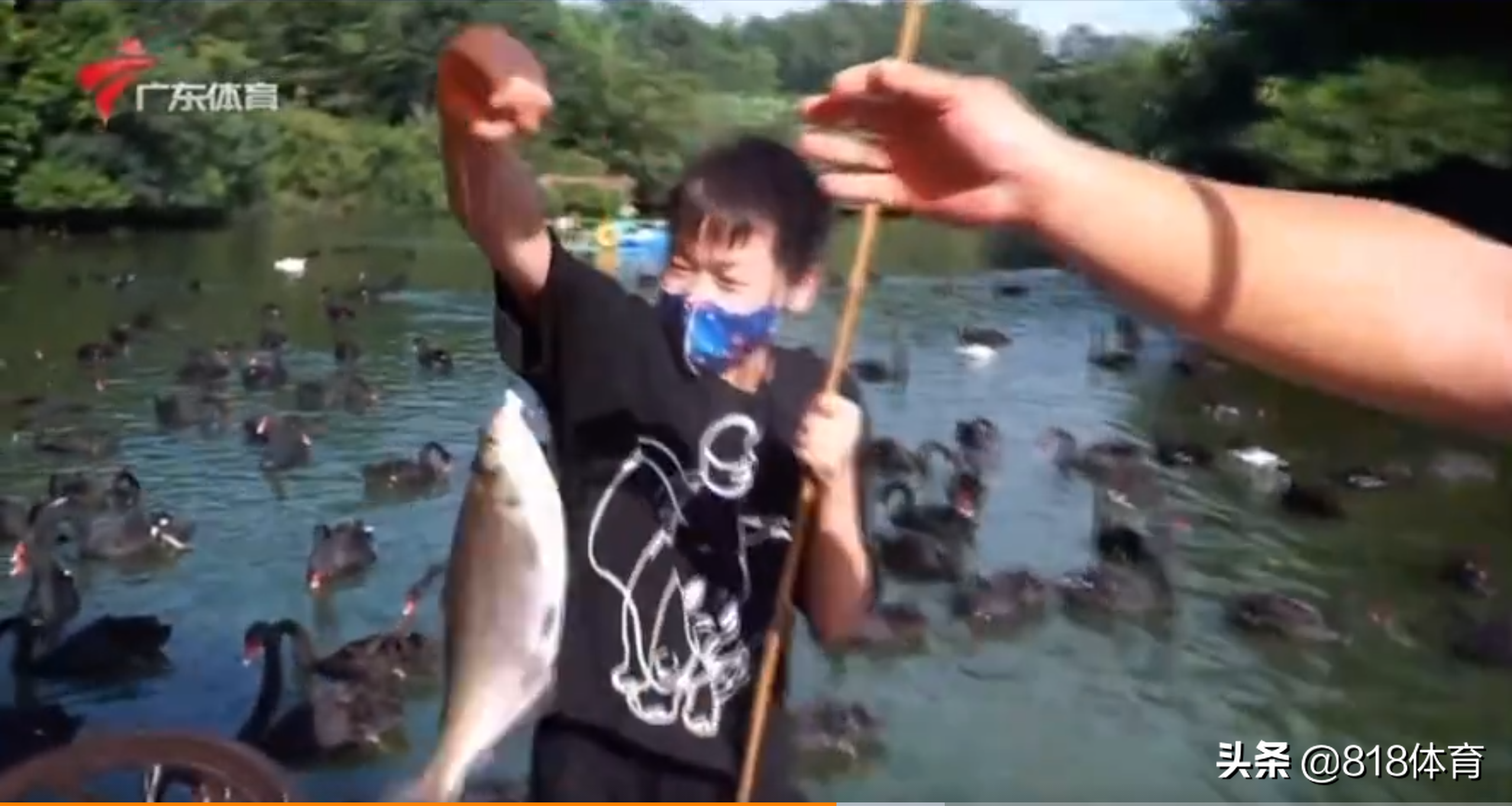 海王!全红婵长隆动物园一口气钓9条鱼,打破园区纪录嘚瑟:我厉害吗