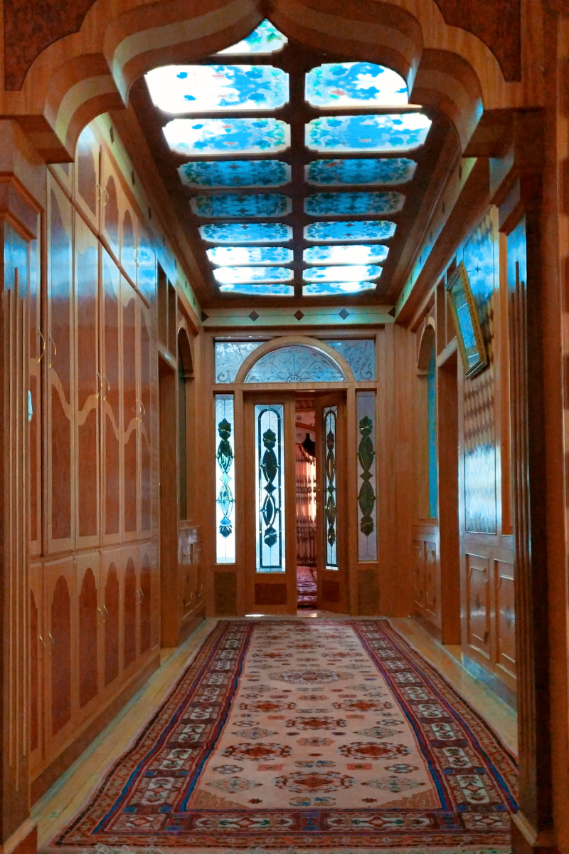 Travel Notes in Xinjiang: I was attending a Uzbek wedding, but I saw a luxury hotel in Kashgar