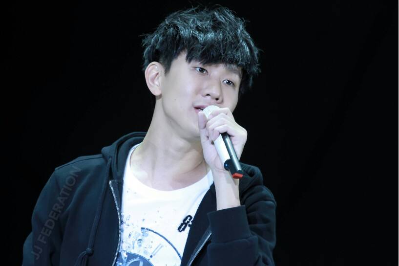 那些混不明白就要继承家业的明星，林俊杰还在硬挺，他已放弃挣扎