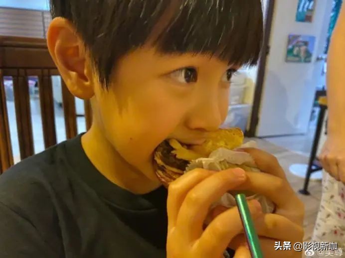 吳尊曬一雙兒女，吃相誇張又搞笑，稱一​​家幸福食神