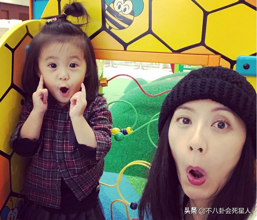 波妞成最严肃星二代，拍照不笑还爱皱眉头，才两岁就能打哭咘咘
