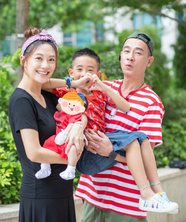 陳小春曬全家福賀新年，二胎兒子正臉首曝光，和哥哥長得超像