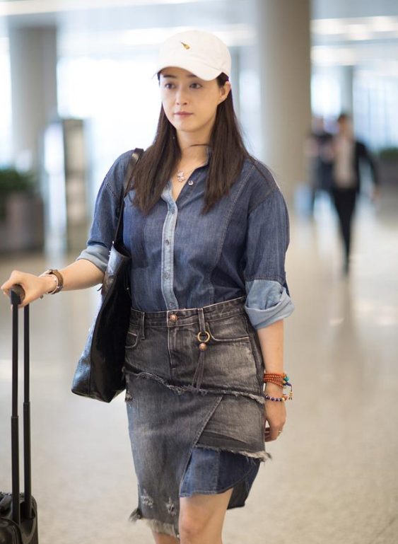 蒋欣虽骨架大但很会穿，牛仔衬衫配牛仔半身裙
