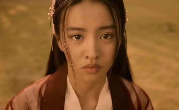 她是最强星二代，合作易烊千玺、搭档吴亦凡，资源逆天却争议不断