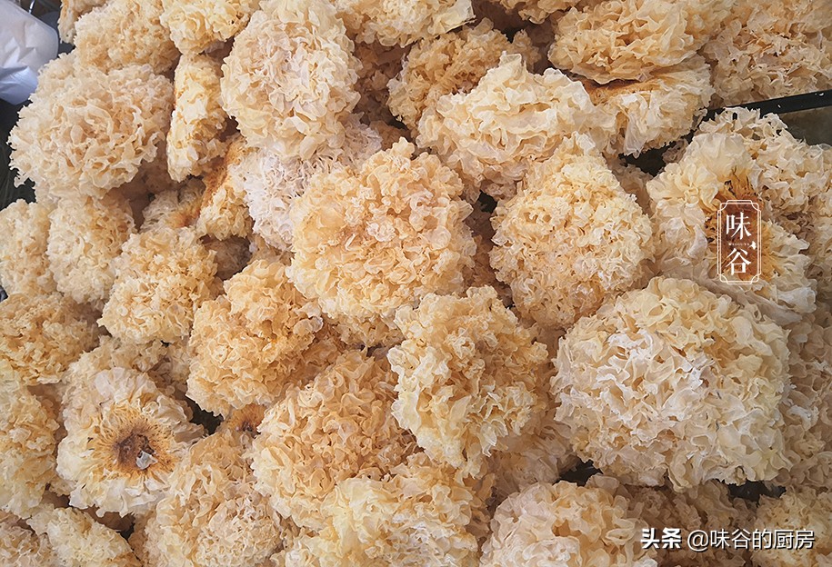 秋天吃银耳，银耳买黄的还是白的好？教你正确方法，简单实用