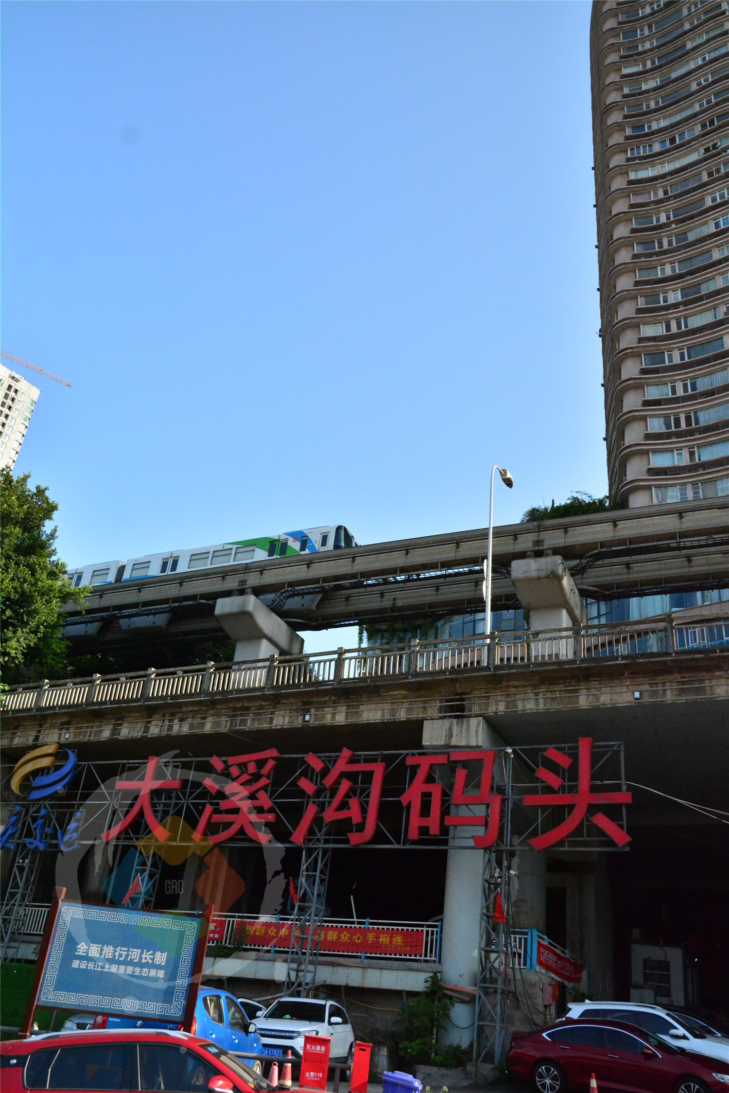抬头能见轻轨，低头可以戏江水，快乐与危险并存的重庆大溪沟码头