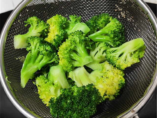 图片[7]-这个季节极好的一道菜 西蓝花炒木耳 清肺润燥 不要错过-起舞食谱网