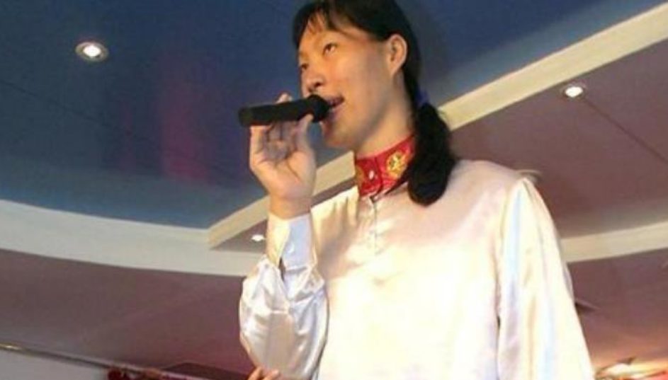 世界第一女巨人曾金莲：14岁高过姚明，18岁猝死，遗体至今未下葬