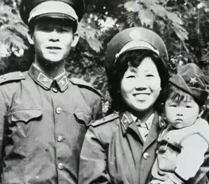 他用7发手枪子弹与敌周旋6天，死后遗体被封入水泥，只剩一只头骨