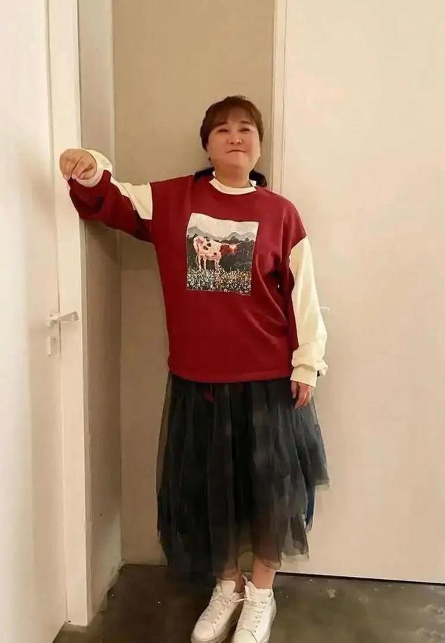贾玲不当导演当模特，穿粉裙子还瘦出尖下巴，网友：胖回来吧