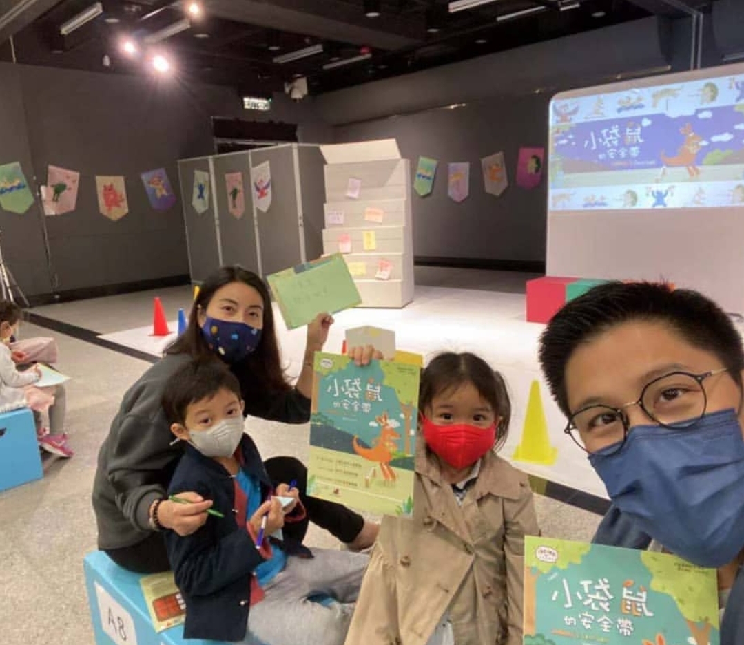 霍启刚郭晶晶甜蜜爱情上热搜，两人带儿子看书展，生活简单却幸福