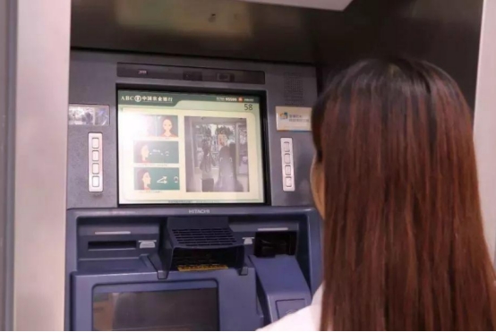 银行卡将被时代淘汰？本月起，取款新规落地，适用于所有ATM机