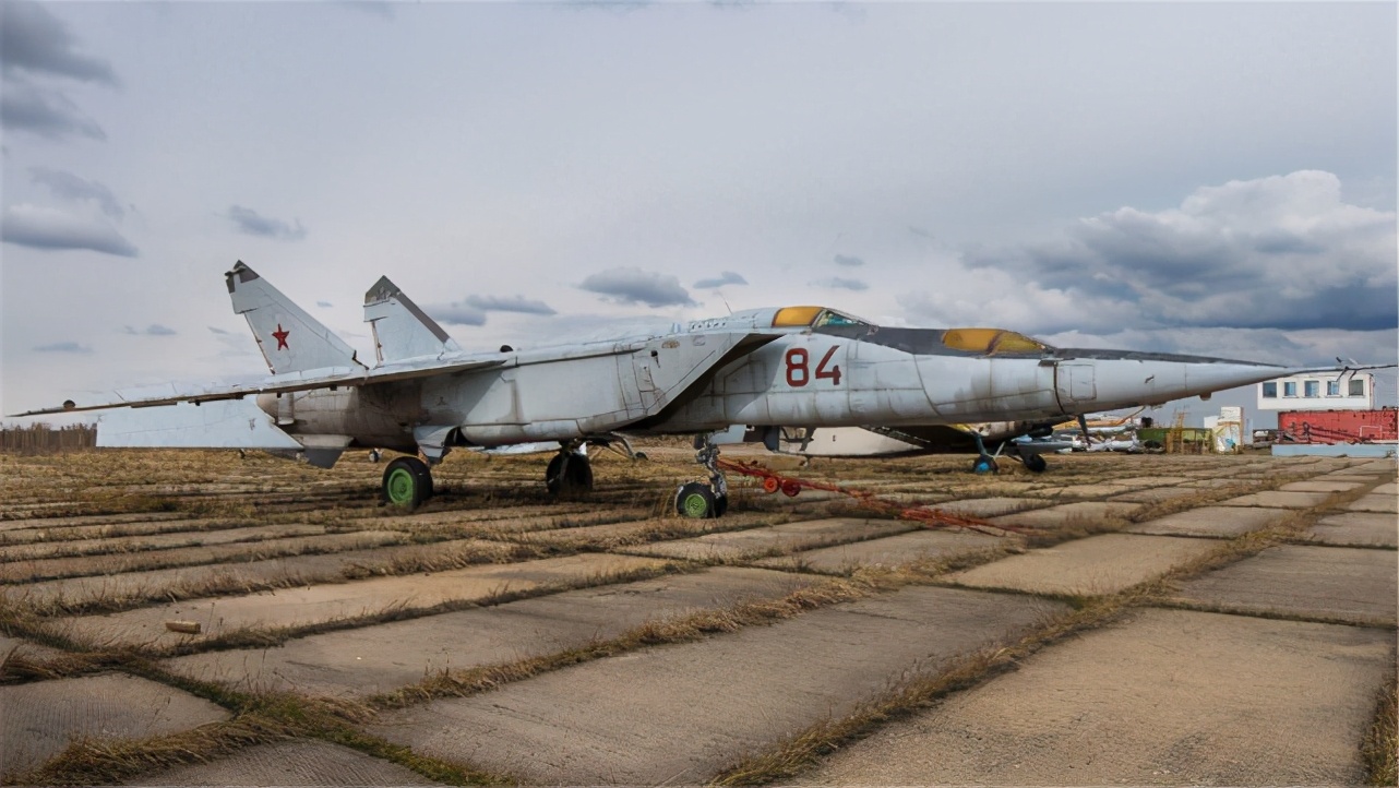 苏联飞行员叛逃日本，顺走一架绝密战机，2个月后祖国收到30箱快递