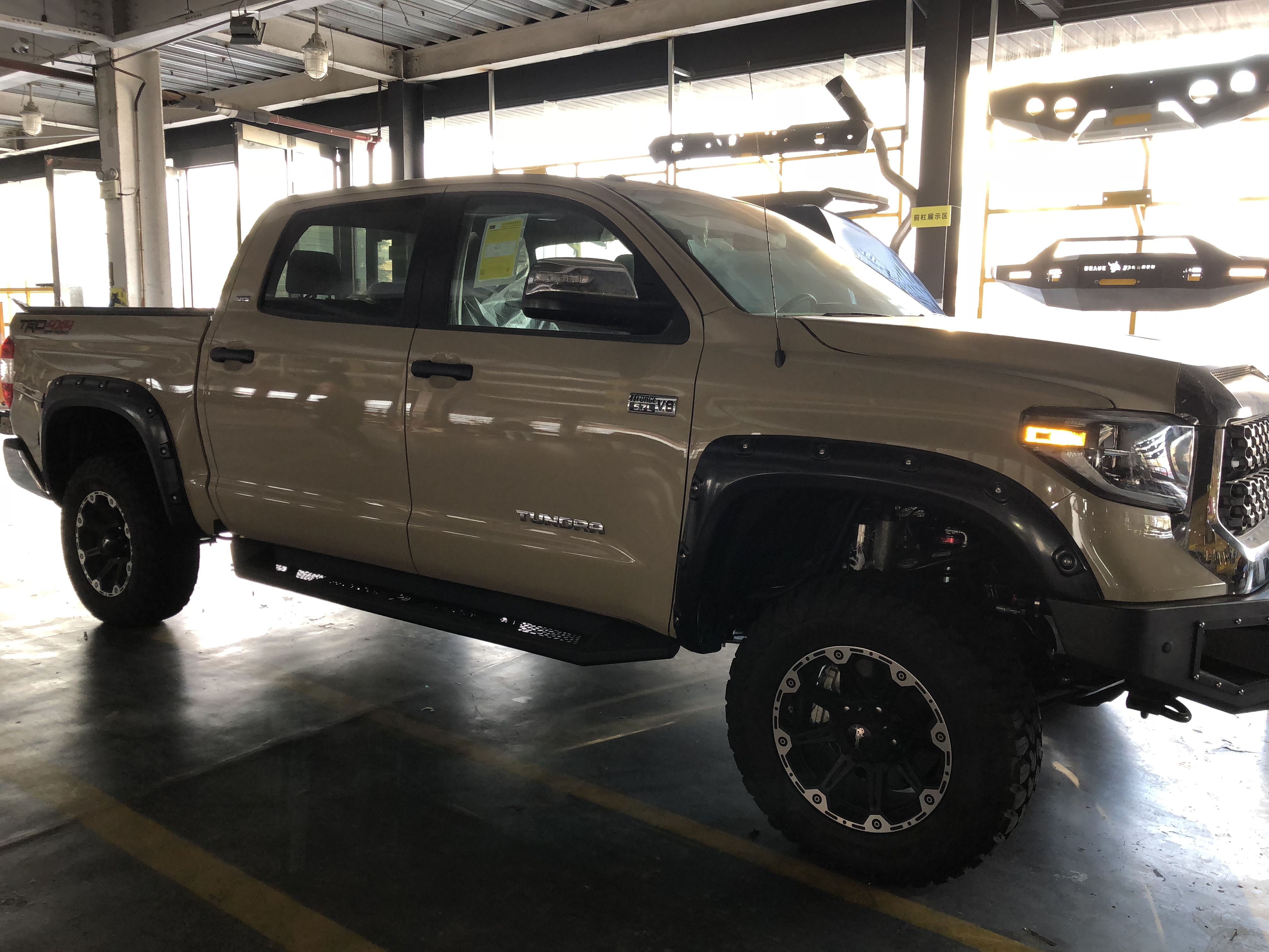 20款丰田坦途trd版皮卡不仅外形更加霸气,车身尺寸也进一步增加,实车