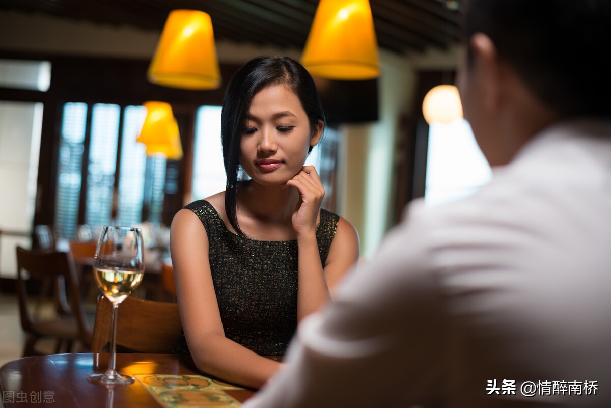 女人对你有好感，会有这五种小“暗示”，男人要读懂