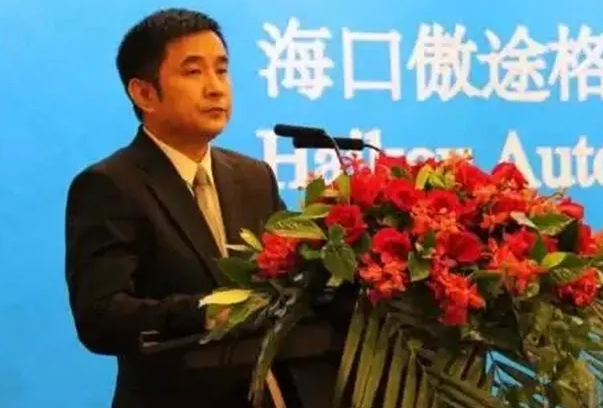 欠债800亿逃到国外，带走一女星和61个亿，亲爹去世也不回来