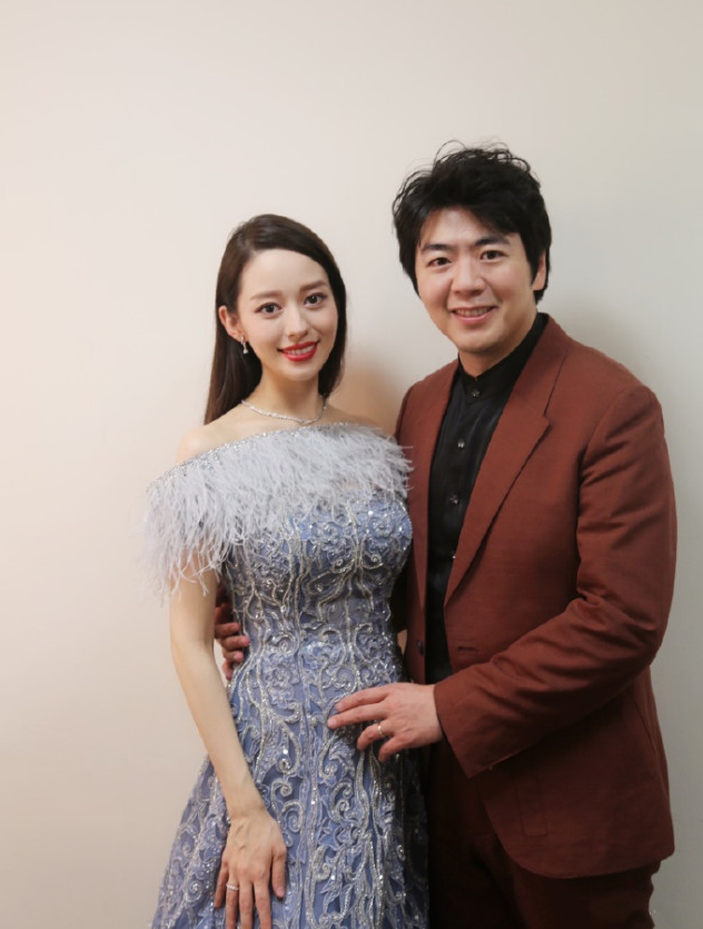 郎朗當爸後稱自己變化大，談及兒子滿臉幸福，一家三口合照罕曝光