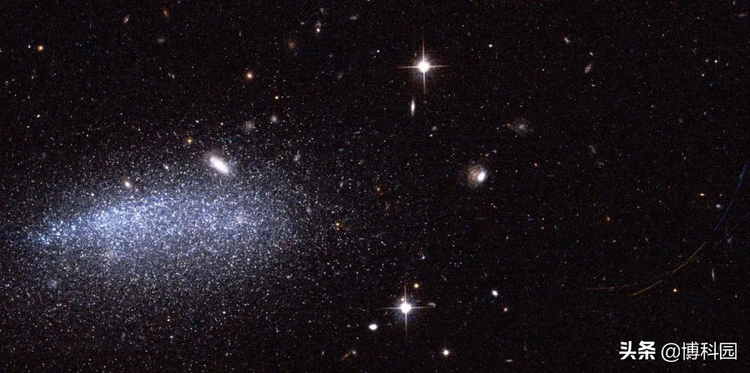 哈勃拍摄1500万光年外的星系时，还同时看到太阳系的两颗小行星