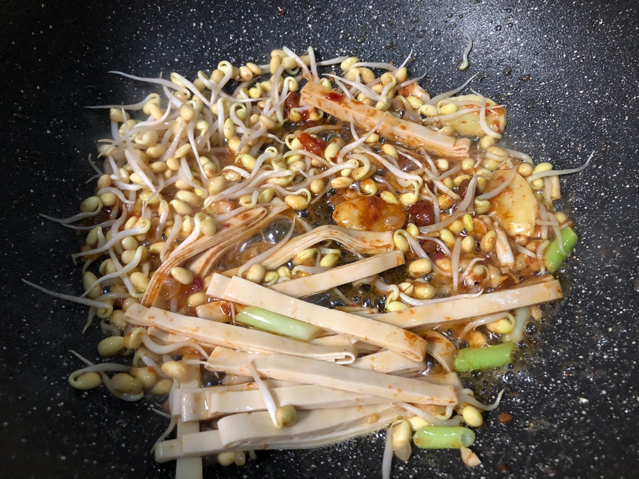 Casserole rice noodles can be done in 10 minutes, delicious and healthy, spicy and delicious than addictive