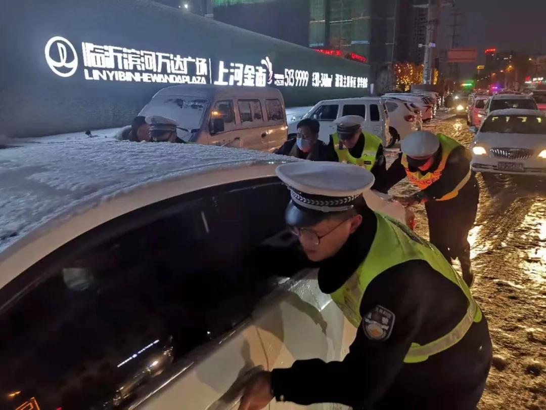 惊险！蒙山大道祊河桥一越野车自燃！幸未造成人员伤亡