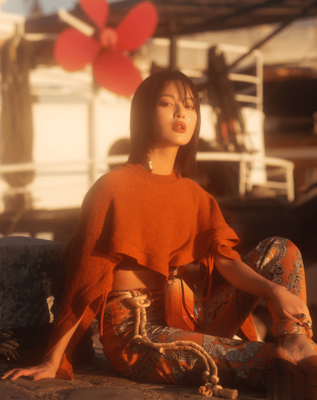 有种大胆叫辛芷蕾，“外裤内穿”还搂着彭于晏