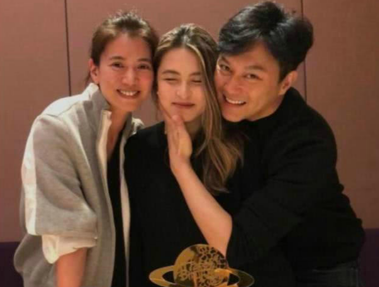 張智霖袁詠儀現身家族聚會，嘟嘴獻吻美貌外甥女，舅舅曹查理缺席