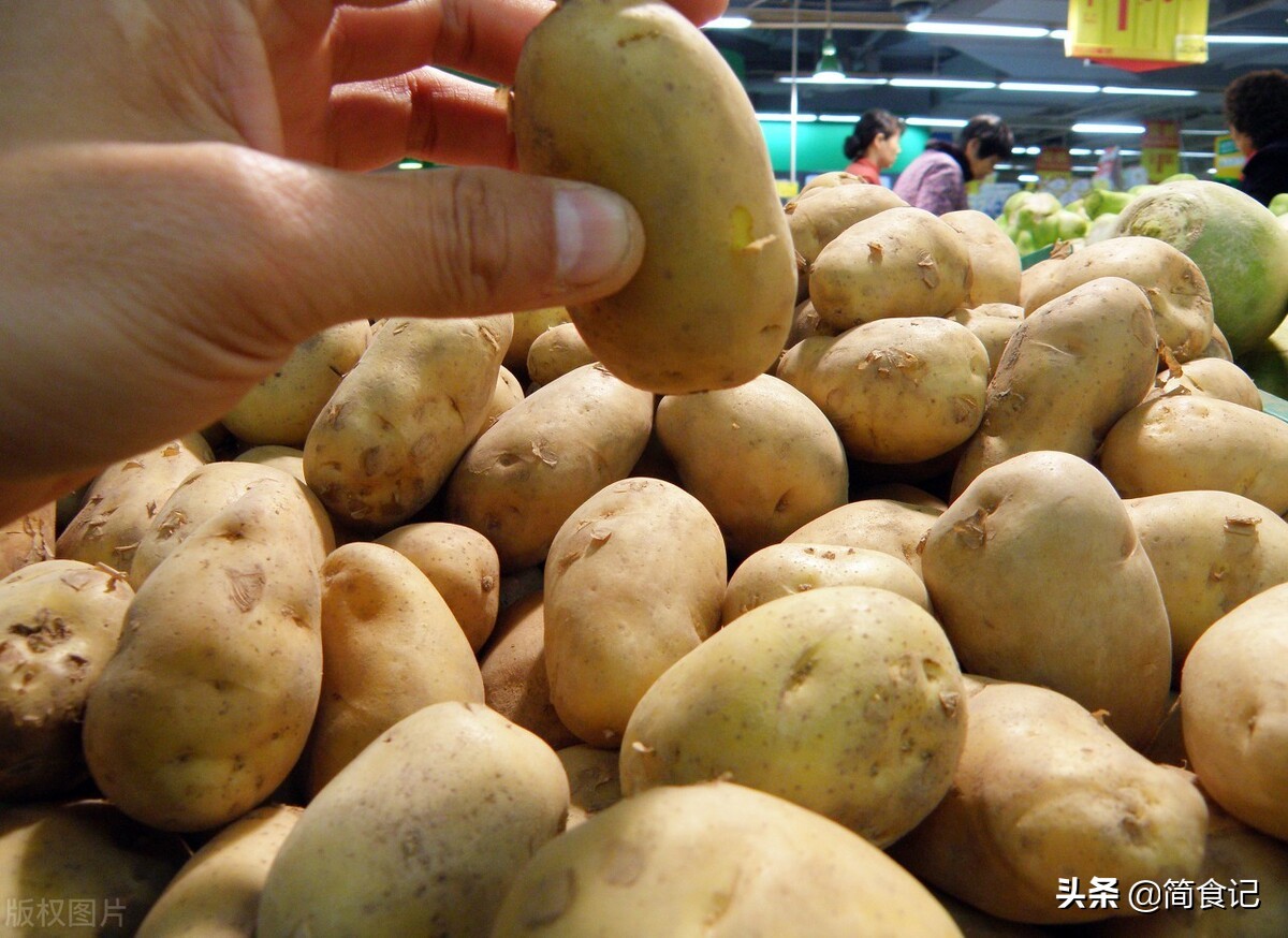 買回的新土豆，冷藏保存還是常溫保存？ 教你1招，放1年都不發芽
