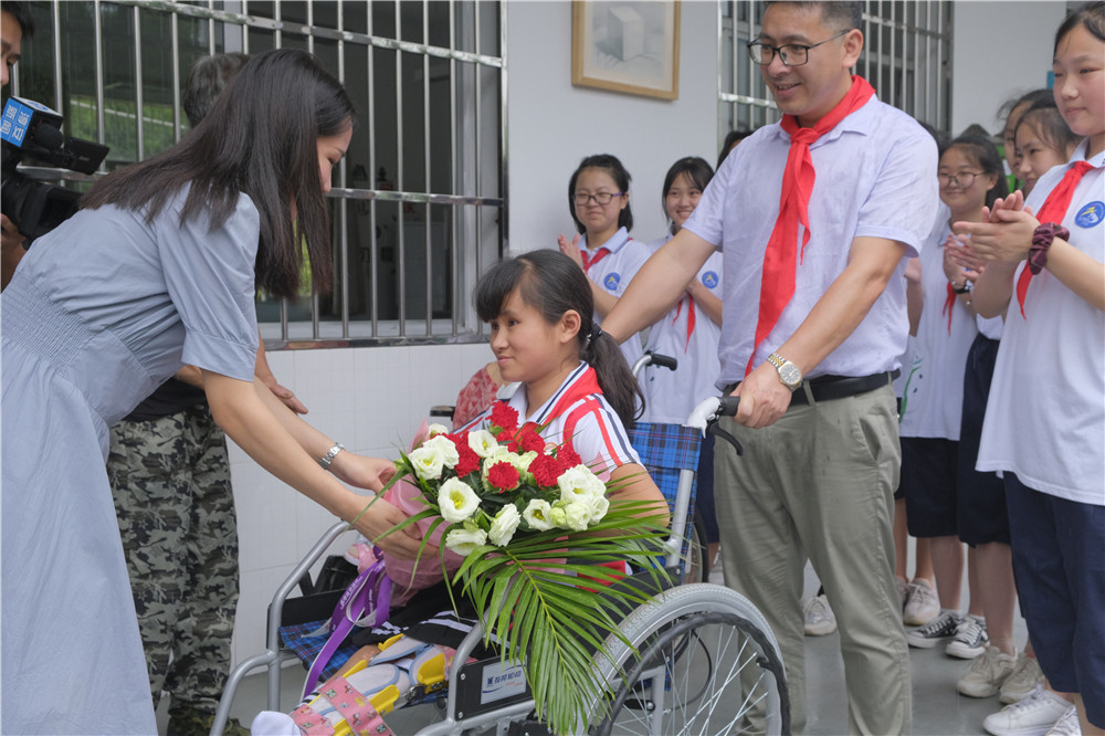“她来不了，我们就去”，淳安县25名老师6年接