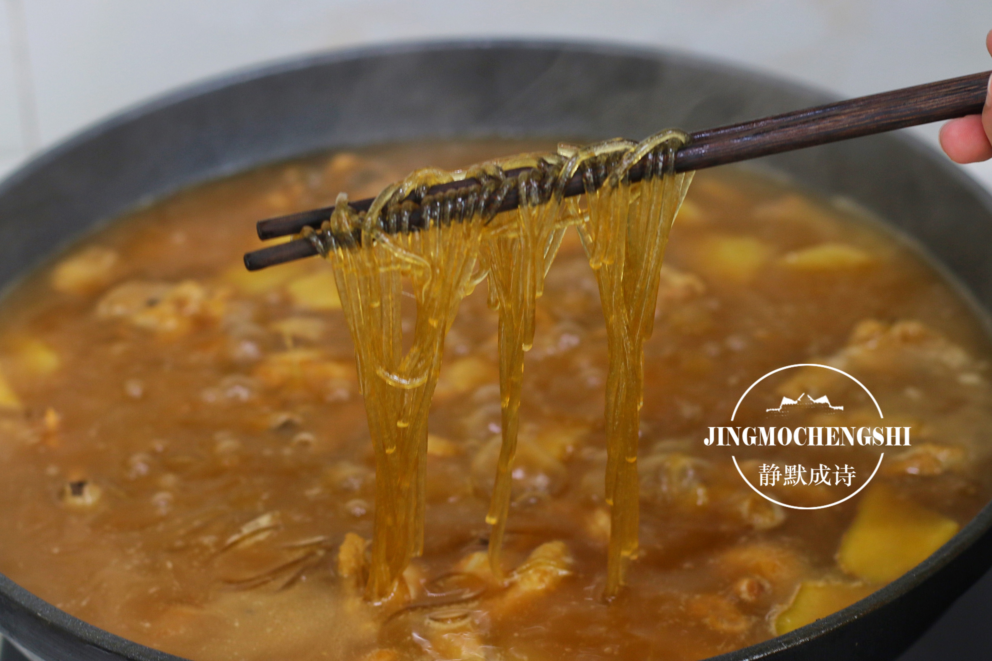 鸡腿和它是绝配，像我这样烧上1锅，好吃又解馋，你也来1勺？