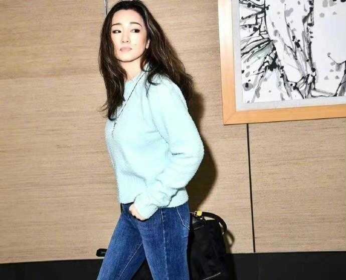 Gong Li is really amazing!Wearing a sweater and jeans is still strong ...