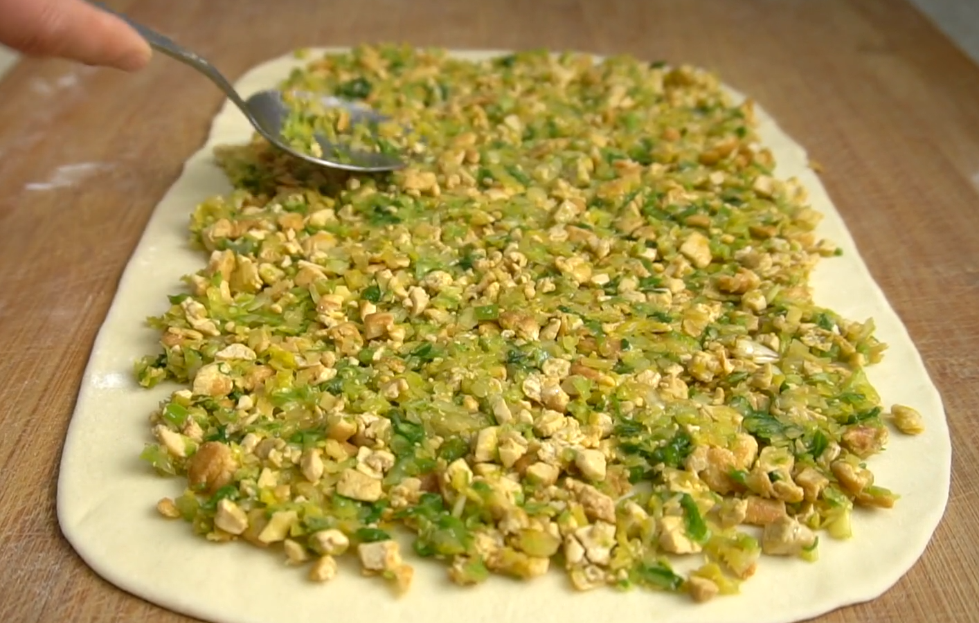 白菜這樣吃真過癮，不發麵不燙麵，一折一卷就搞定，比包子還好吃