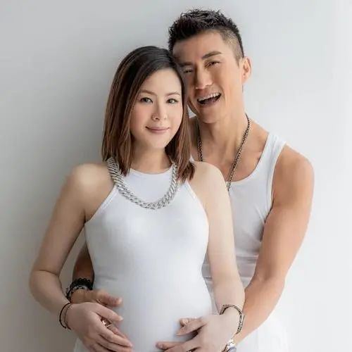 当红男星官宣当爸，恭喜！为赌王千金抛弃原配，浪子回头获幸福