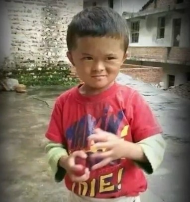 13岁小马云回农村！8岁养家换别墅，辍学和美女直播他爸不关心