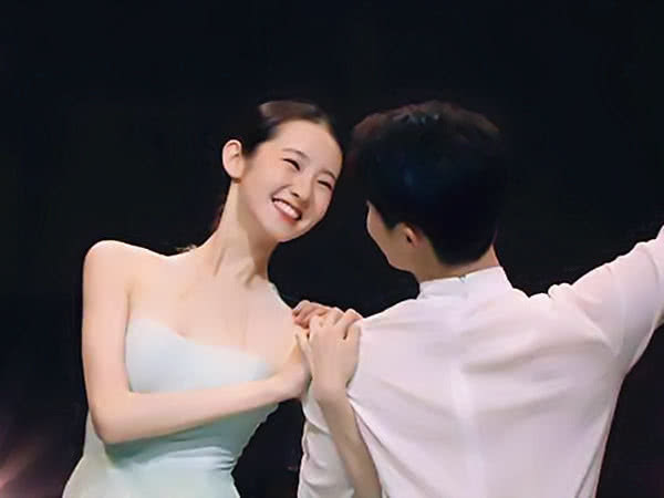 张艺凡颜值一般？素颜戴上眼镜那一刻，终于懂了黄子韬为何喜欢她