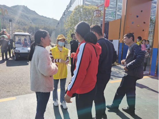 江西省全南县：青年志愿者成为“流动风景线”