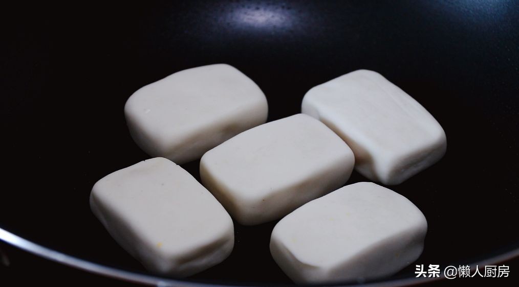 年糕不用買，撒點糯米粉，加點熱水自己做，咬一口，還會爆漿