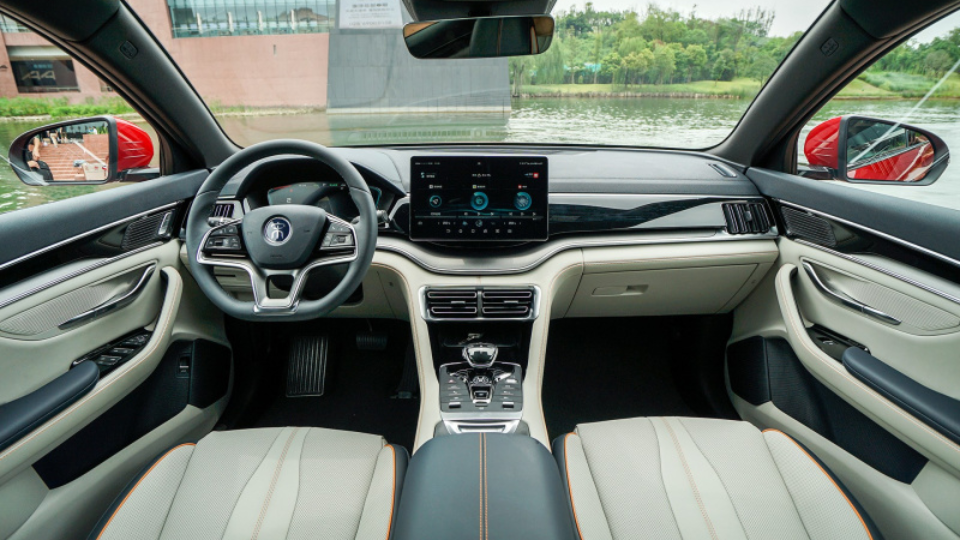 小鹏G3i对比宋PLUS EV：有趣向左，实用向右
