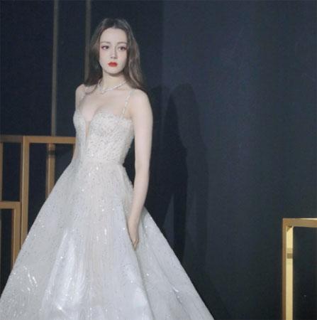 星光红毯女星“暗战”开演，杨幂赵丽颖均被粉