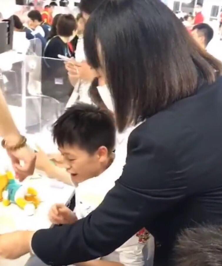 全红婵获赠蛋糕眉开眼笑！队医勒令只吃1小块：红姐郁闷夺回叉子