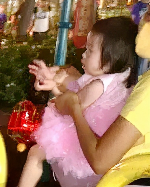 郭富城一岁小女儿首度曝光，爸爸陪着尝试玩单杠，五官像极了外婆