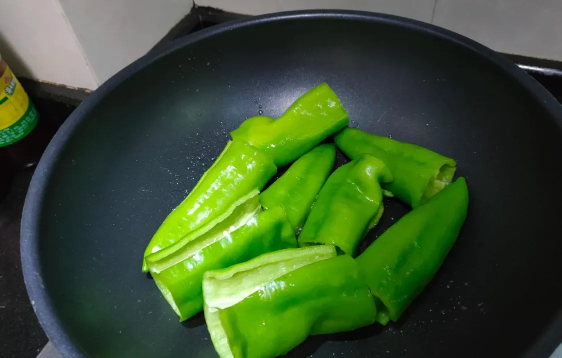 下饭的虎皮尖椒,超简单 美食做法 第4张 下饭的虎皮尖椒,超简单 美食做法 第4张