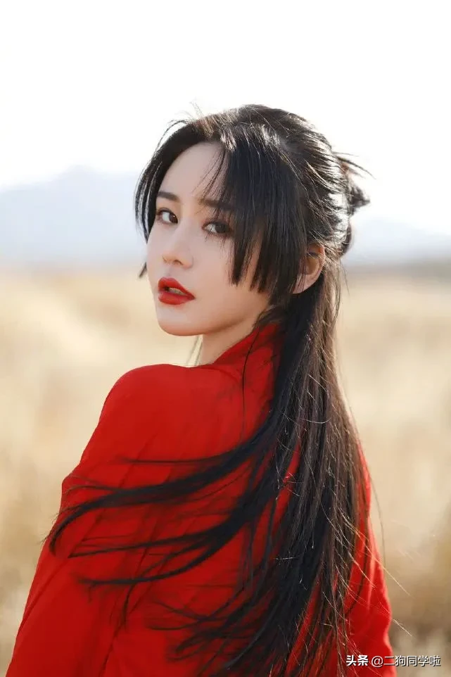 新版周芷若颜值也是超高，气质美艳动人特别是红衣造型也太美