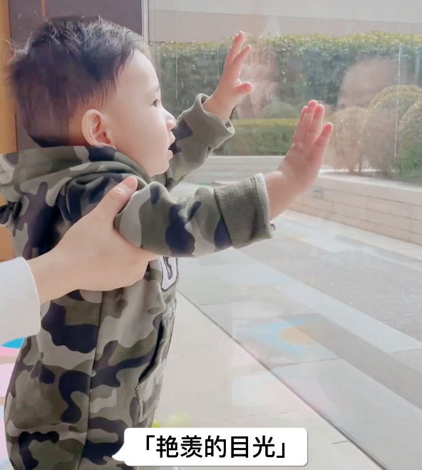 陈小春基因太强大！应采儿晒两儿子视频，身穿