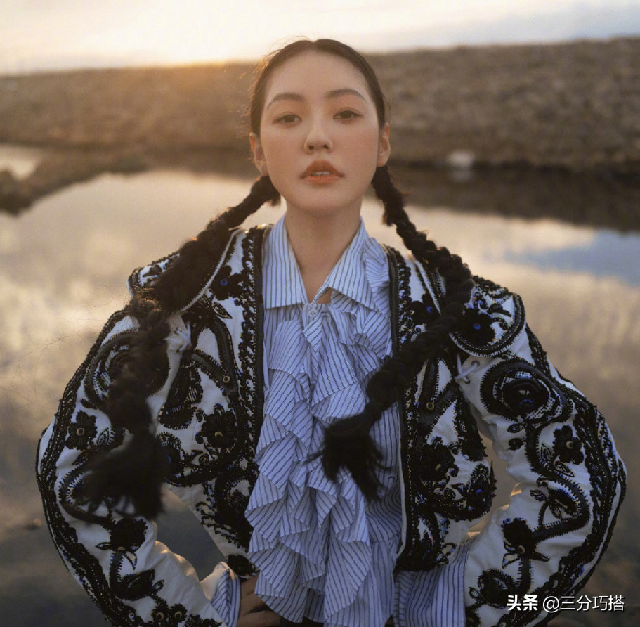 小S带三个女儿齐上阵，一张厌世脸，一张超模脸，看着像四姐妹