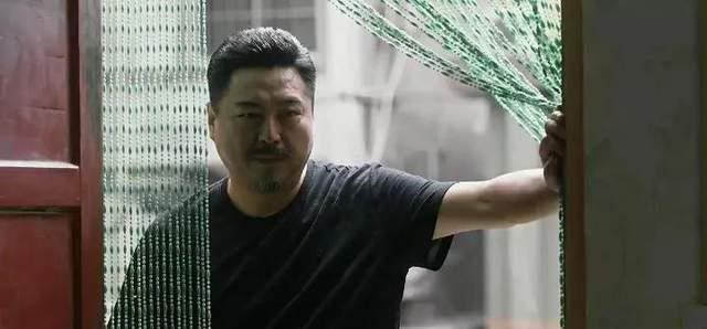《装台》疤叔：配音界大腕，家里的模范丈夫，老婆是国家一级演员