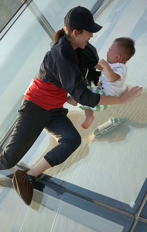 坑娃！蔡少芬让三胎儿子体验高空玻璃走廊，乐儿被吓哭表情超可怜